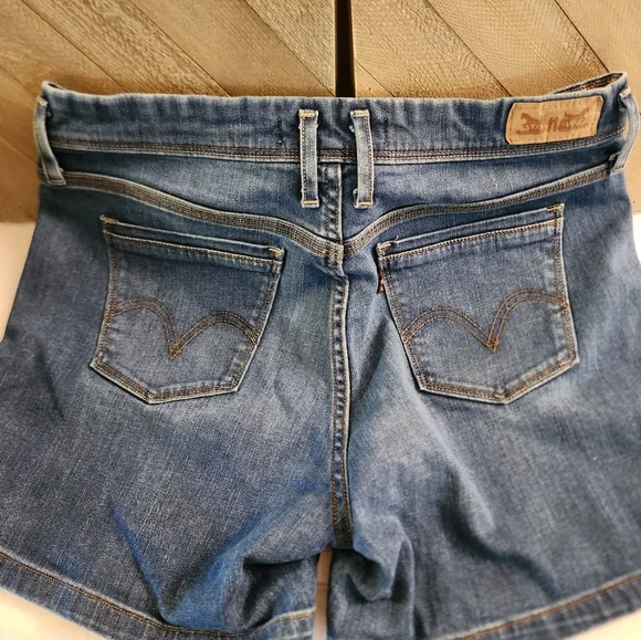 Women's Levi's Blue Denim Shorts. NWOT - Picture 5 of 5